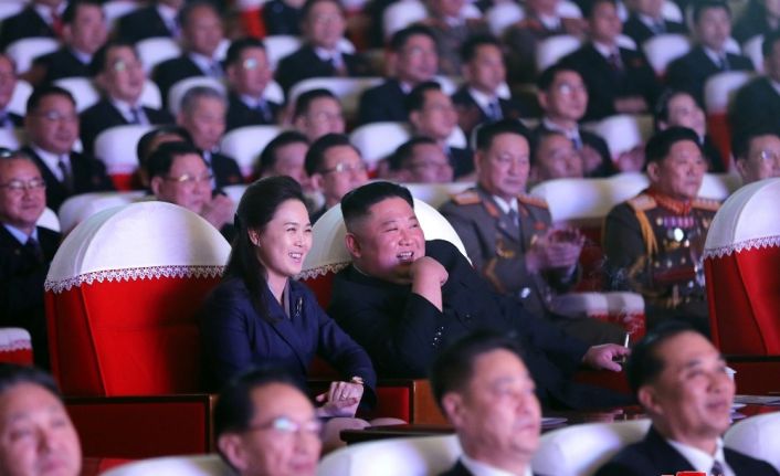 Kuzey Kore lideri Kim Jong-un’un eşi 1 yıl sonra ilk kez kamuoyu önünde