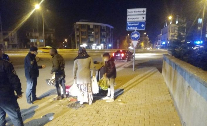 Lüks araçla dilenmeye geldiler, zabıtaya yakalandılar