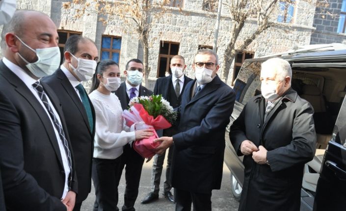 Mahir Ünal: “Bizimle bugün mücadele edenler geriye dönüp bakarsanız bu milletin iradesiyle kavga edenlerdir”