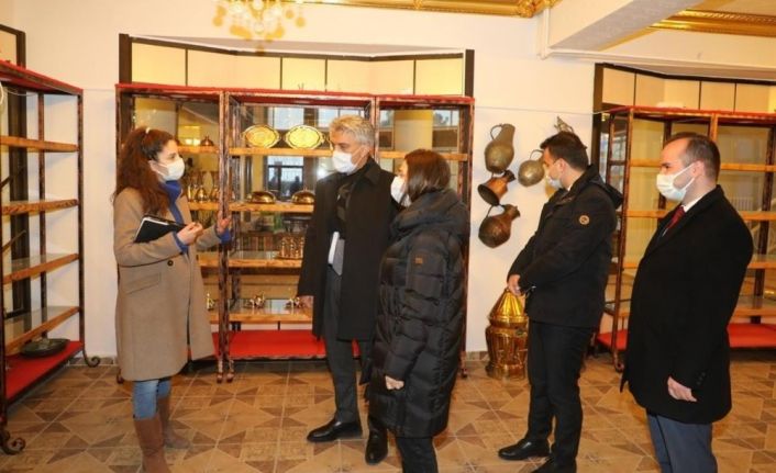 Makas çifti, kadınların el emeği göz nuru ürünlerini değerlendirebileceği binada incelemelerde bulundu