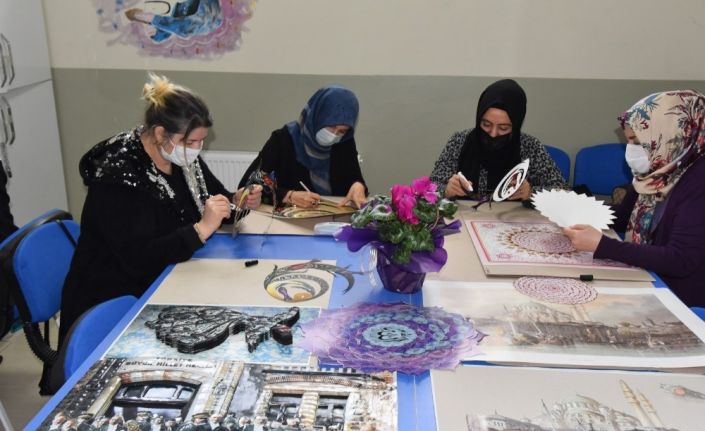Manisa’da 3 boyutlu kağıt rölyef kursu yoğun ilgi gördü
