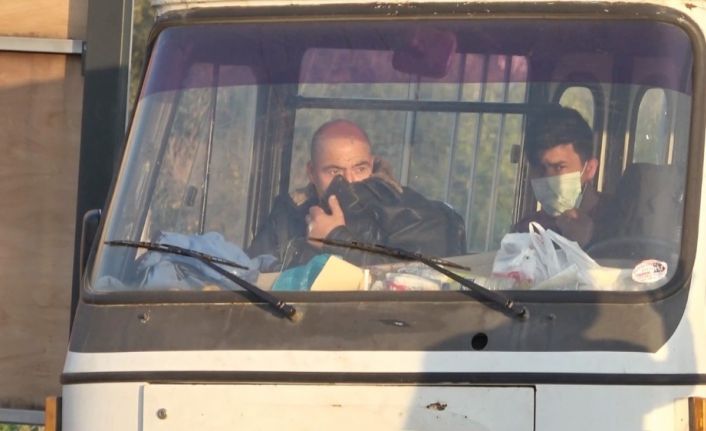 Maskesiz yakalanınca yüzünü montuyla kapattı