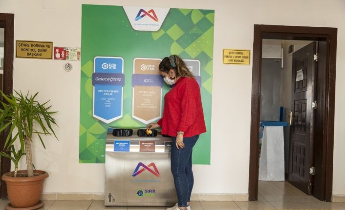 Mersin Büyükşehir Belediyesi, 33 hizmet binasına Sıfır Atık Belgesini asıyor