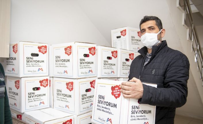 Mersin Büyükşehir Belediyesi, iş yeri kapalı 5 bin 785 esnafa gıda kolisi dağıtıyor