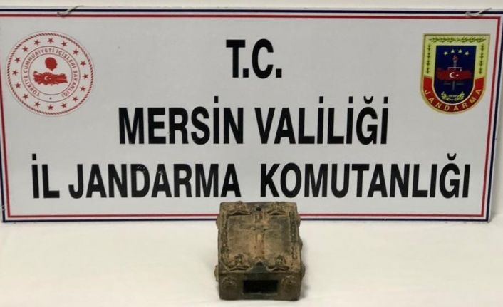 Mersin’de içerisinde el yazması tarihi kitap bulunan bronz sandık ele geçirildi
