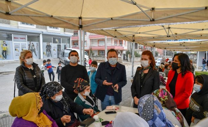 Mersin’de kadınlar çoraptan oyuncak yapıp üretime katılıyor