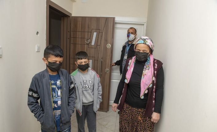 Mersin’de yangın mağduru ailenin evi yenilendi