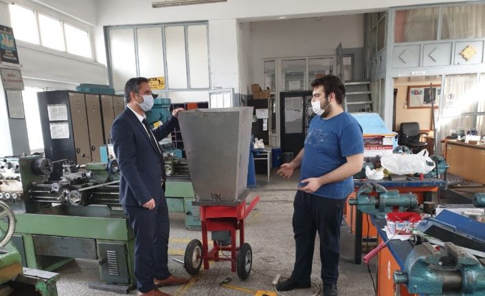 Mesleki lisesi öğrencileri ilçe halkının tarım aletlerinin ve bilgisayarlarının bakımını yapıyor