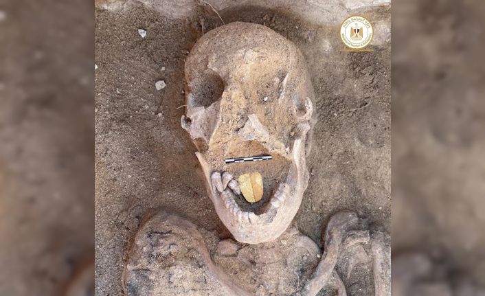 Mısır’ın antik kenti Taposiris Magna’da 2 bin yıllık altın dilli bir mumya keşfedildi