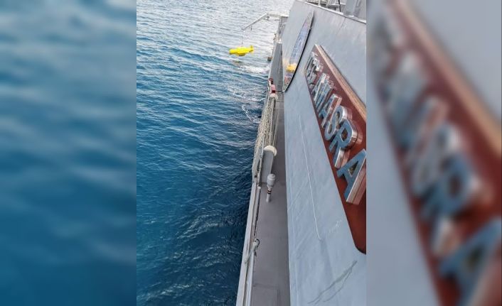 MSB: "Gökçeada açıklarında batan teknedeki 2 jandarma personelinden Teğmen Musa Bulut’un naaşı, Sahil Güvenlik Komutanlığı dalgıçları tarafından su altından çıkarılmıştır. Kayıp olan 1 jandarma personelini arama çalışmaları sürüyor."