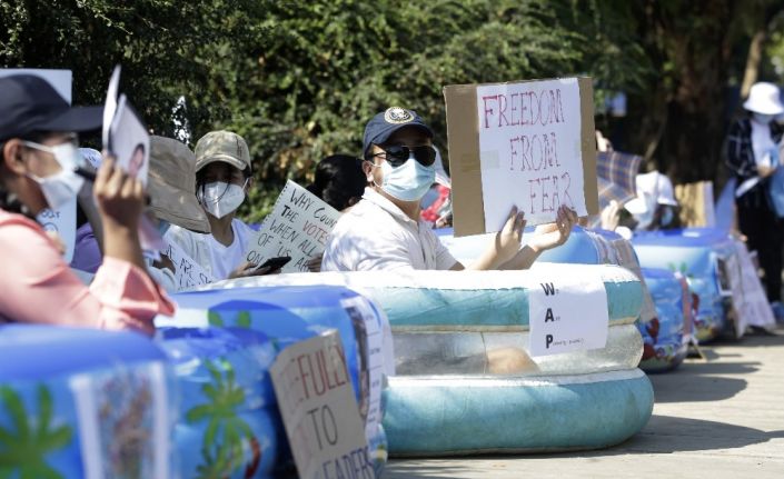 Myanmar’da darbeye karşı "kostümlü" protesto