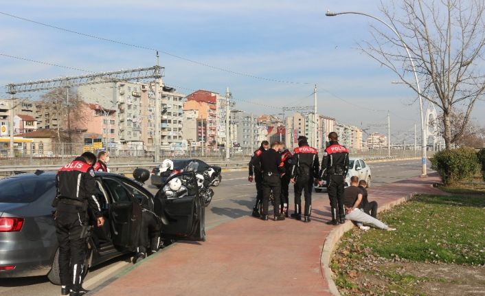 Nefes kesen kovalamacada polis yoldan tek tek uyuşturucu topladı