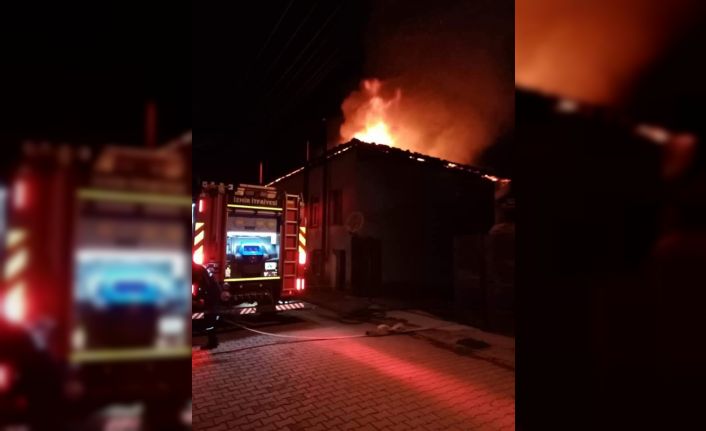 Ödemiş’te 2 ev yanarak kül oldu, iki aile kış gününde evsiz kaldı