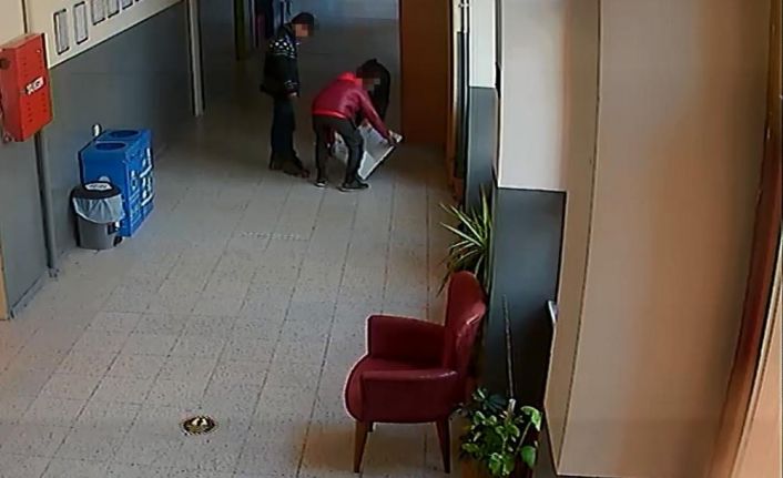 Okulda saklanan 3 çocuk, paraları alıp örümcek adam gibi kaçtı