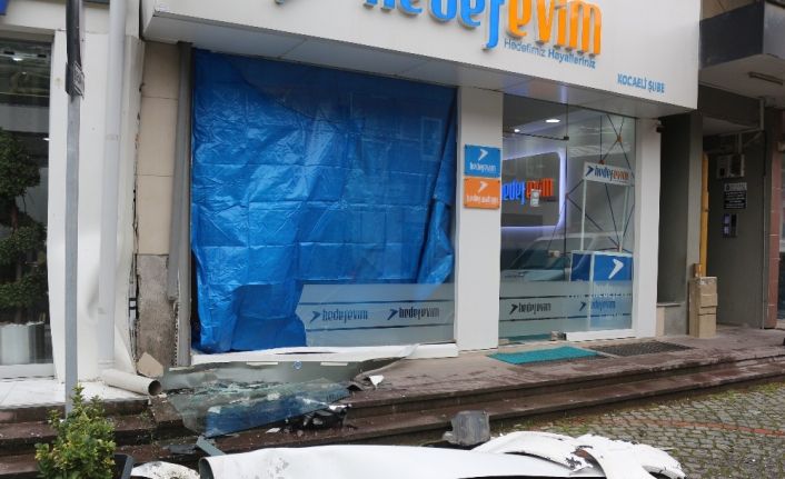 Önce park halindeki otomobile çarpıp, daha sonra iş yerine daldı: 1 yaralı