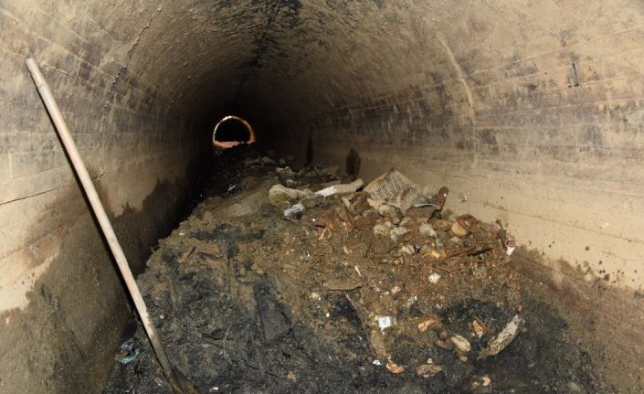 (Özel) 200 metrelik kanaldan 60 kamyon çöp çıktı