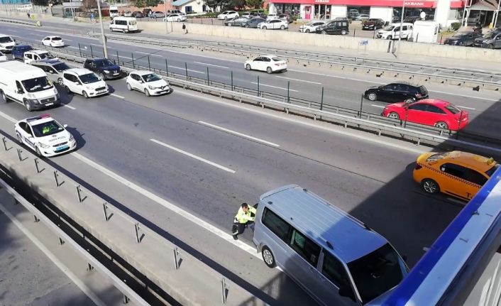 (Özel)Aracı E-5’te arıza yapan vatandaşa trafik polisinden yardım eli