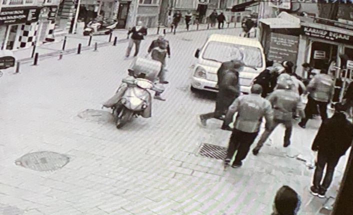 (Özel) Beşiktaş’ta nefes kesen kovalamaca: Polisten kaçan şüpheliye vatandaştan darp kamerada