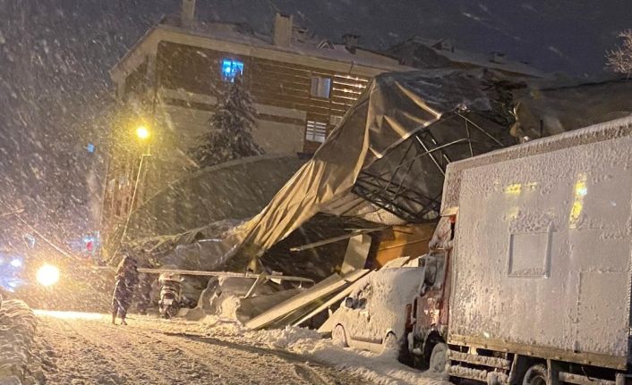 (Özel) Eyüpsultan’da kar kütlesinin ağırlığına dayanamayan spor salonunun çatısı çöktü