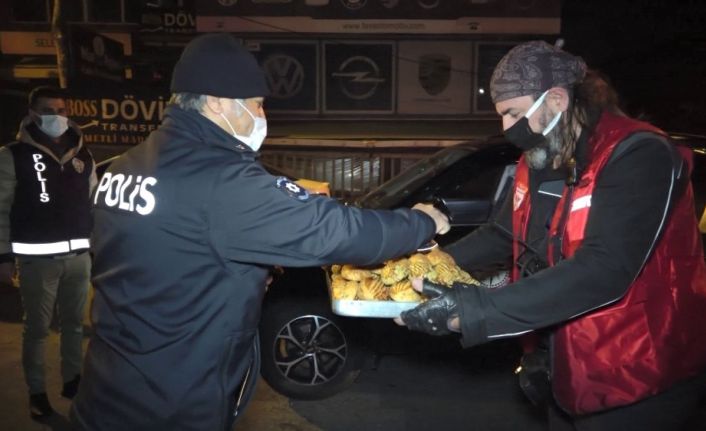 (Özel) Hayırsever vatandaşlardan görevli polise çay ve pasta ikramı