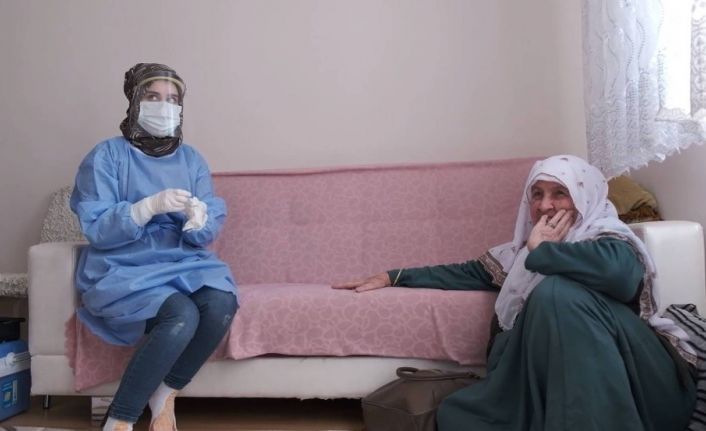 (Özel) İkinci doz aşıyı olan Fatma Nine: “Rabbim devletimizi kaim eylesin”