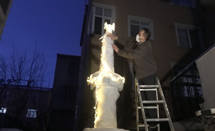 (Özel) İstanbul için kar duası kabul olunca kardan minare yapıp ezan okuttu