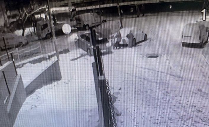 (Özel) İstanbul’da dehşet anları: Çocuk aracın altında kalmaktan kıl payı kurtuldu