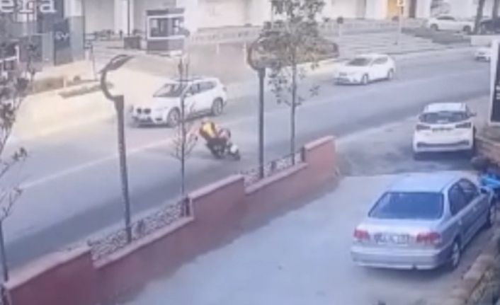 (Özel) İstanbul’da feci kaza kamerada: 30 metre sürüklenip aracın altına girdi