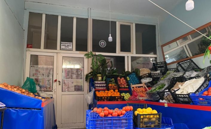 (Özel) İstanbul’da manav görünümlü kıraathaneye baskın: 124 bin 884 lira ceza