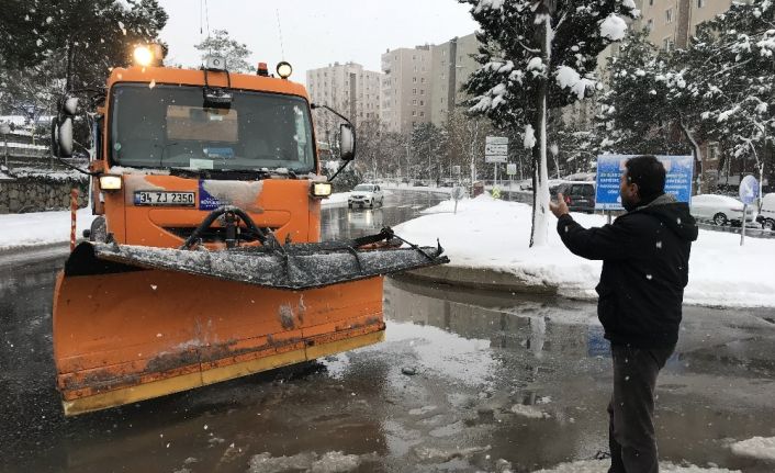 (Özel) Kar küreme  sürücüsünden pes dedirten tepki: "Belediyenin aracı bir şey olmaz, ben sana üzüldüm"