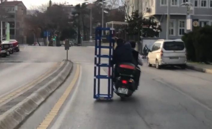 (Özel) Motosiklet üzerinde ilginç anlar: 2 metrelik raf standı sürüyerek taşıdılar