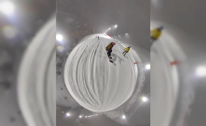 Palandöken Kayak Merkezi’nde snowboardçuların gece kayağı gösterisi nefes kesti
