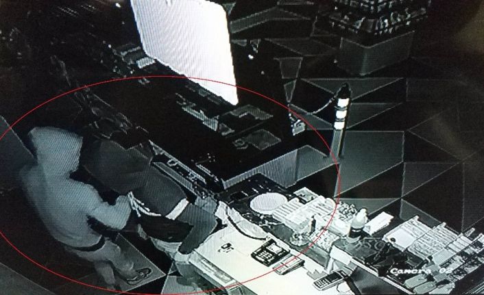 Pastaneden canı çekince tatlı çaldığını söyleyen zanlının foyasını güvenlik kamerası ortaya çıkardı
