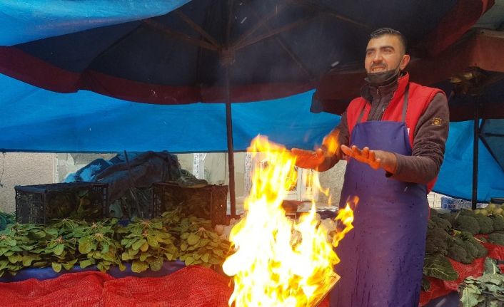 Pazarcıların kar altında zorlu ekmek mücadelesi
