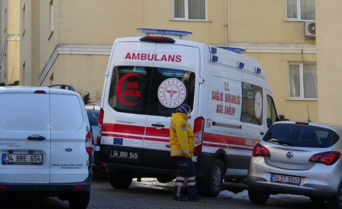 Pendik’te bir şahıs, boşanma aşamasında olduğu 3 çocuk annesi olan eşinin kafasını spor aleti "dumbell" ile ezerek öldürdü. Şahıs polise teslim olurken, kadının cenazesi Adli Tıp Kurumu morguna kaldırıldı.