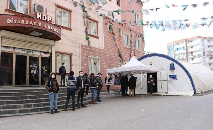 PKK’nın katliamı evlat hasreti çekenlerin umudunu kırmadı, evlat nöbetine bir aile daha katıldı