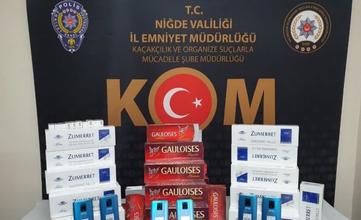 Polisler, kaçak telefon ve sigara ele geçirdi
