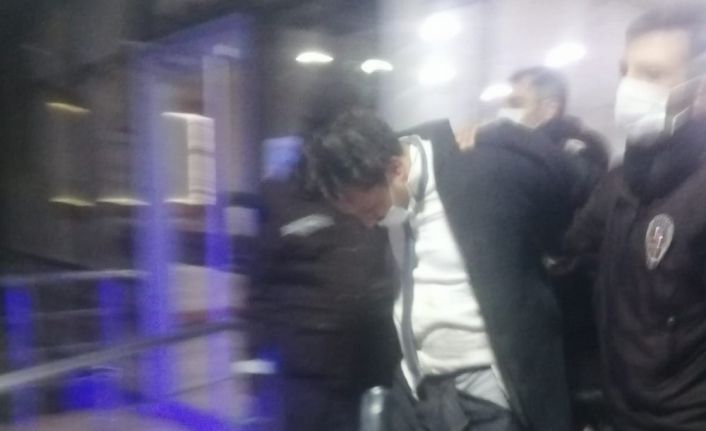 Polisten kaçıp aracı ile belediye binasına daldı, havalandırma boşluğunda yakalandı