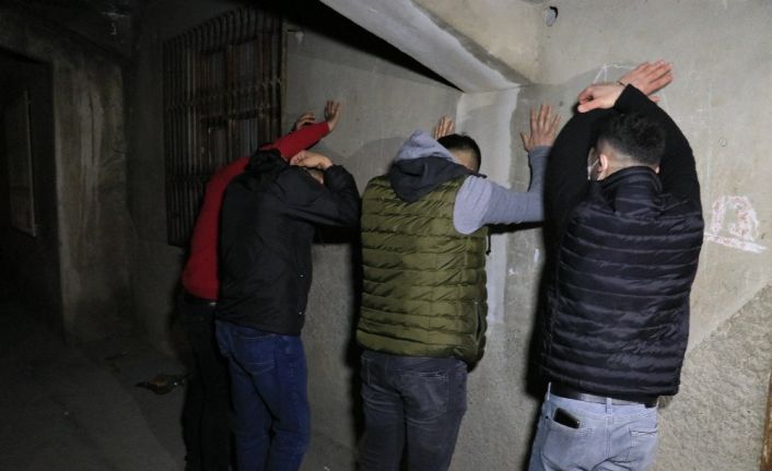 Polisten kaçmaya çalışan ehliyetsiz sürücü kıskıvrak yakalandı