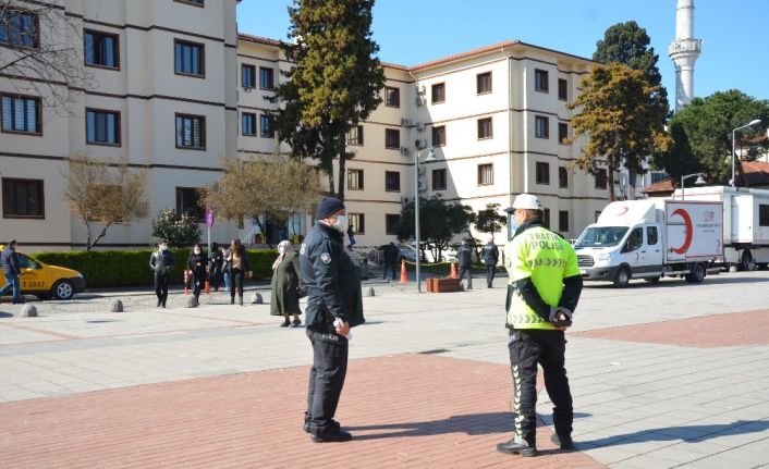 Polisten maske mesafe denetimi