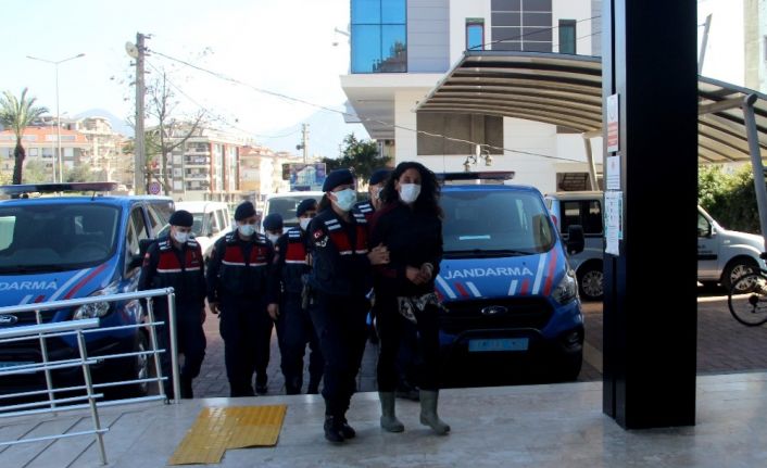 Pompalı tüfekli baskın yapıp 3 kişinin yaralanmasına neden olan kadın adliyeye sevk edildi