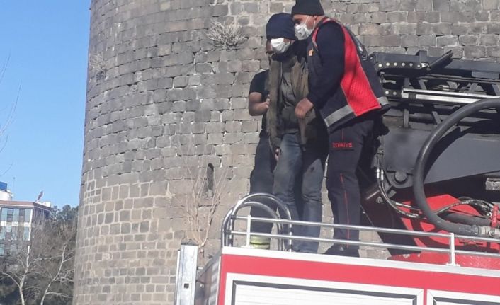 Psikolojik sorunları olan genci polis ve itfaiye ekipleri intihardan vazgeçirdi
