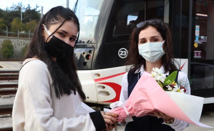 Raylara düşen kız hayatını kurtaran vatmanı unutmadı: "Ona bir can borçluyum"