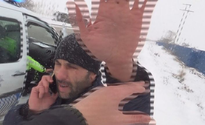 Resmi plakalı araçtan inip İHA muhabirine saldırdı