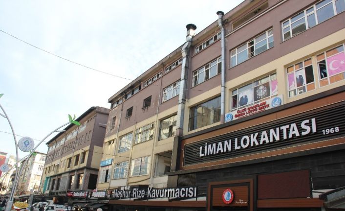 Rize’de kentsel dönüşüm kapsamında yıkılacak iş yerleri esnaflar tarafından boşaltılmaya başlandı