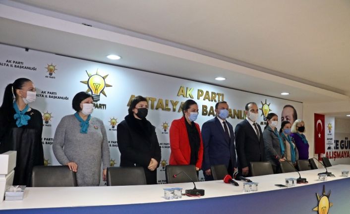 Rus gelin Ksenia’nın AK Parti’yi seçtiğini duyan yerleşik yabancılar üyelik için kuyruğa girdi