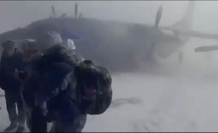 Rus kargo uçağı iniş sırasında tipi nedeniyle pistten çıktı