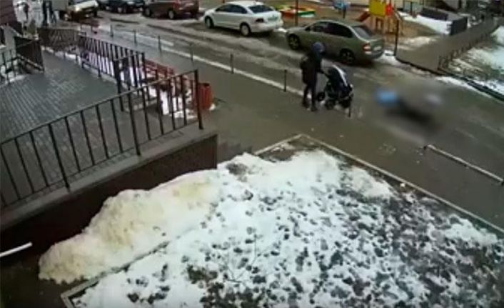 Rusya’da balkondan bakan kişi 5 aylık bebeğin üzerine düştü: 2 ölü
