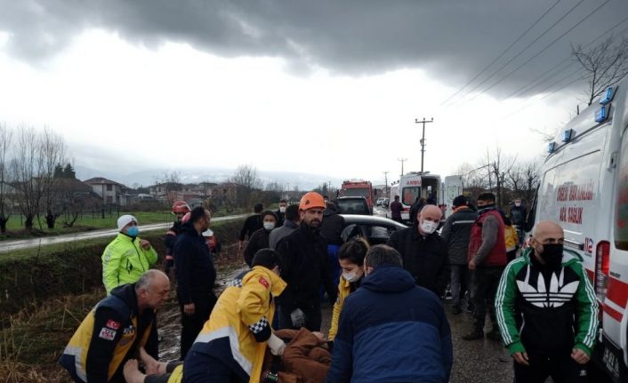 Sakarya’da kazada ortalık savaş alanına döndü: 2’si çocuk 6 yaralı