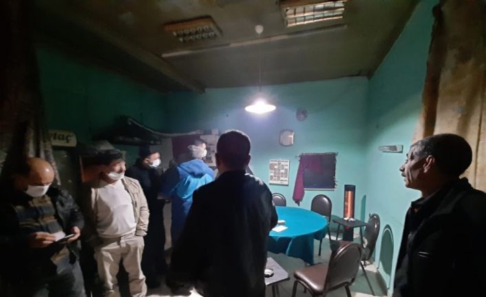 Sakarya’da kıraathane baskınında ceza yağdı